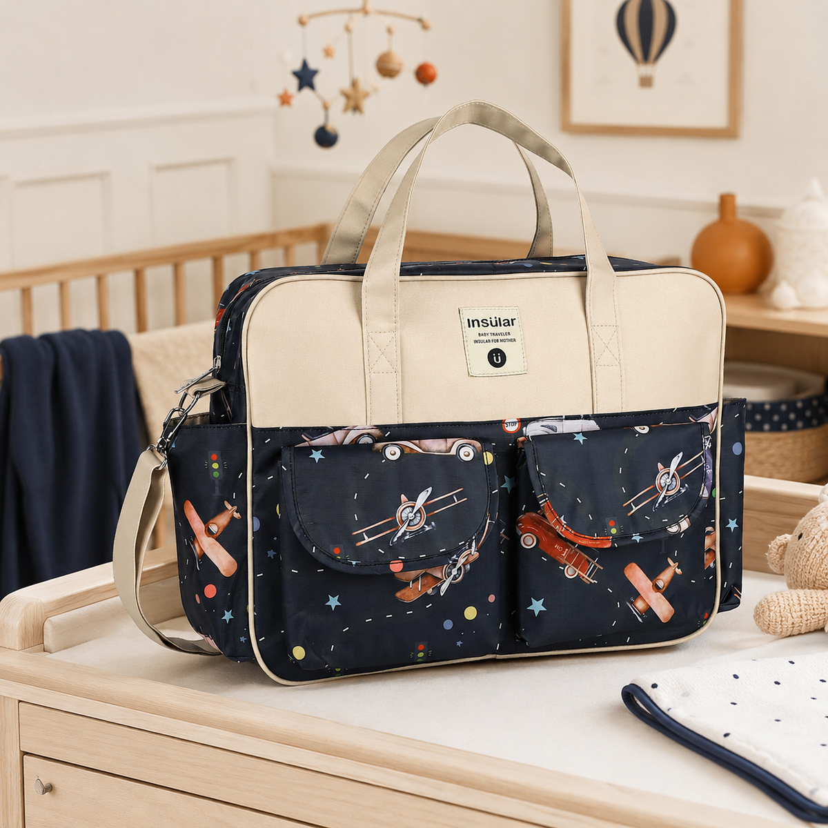 Sac à langer Oxford motif aviateurs rétro mis en scène dans une chambre de bébé