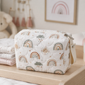 Pochette imperméable bébé motif arc-en-ciel dans une chambre bébé
