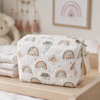 Pochette imperméable bébé motif arc-en-ciel dans une chambre bébé