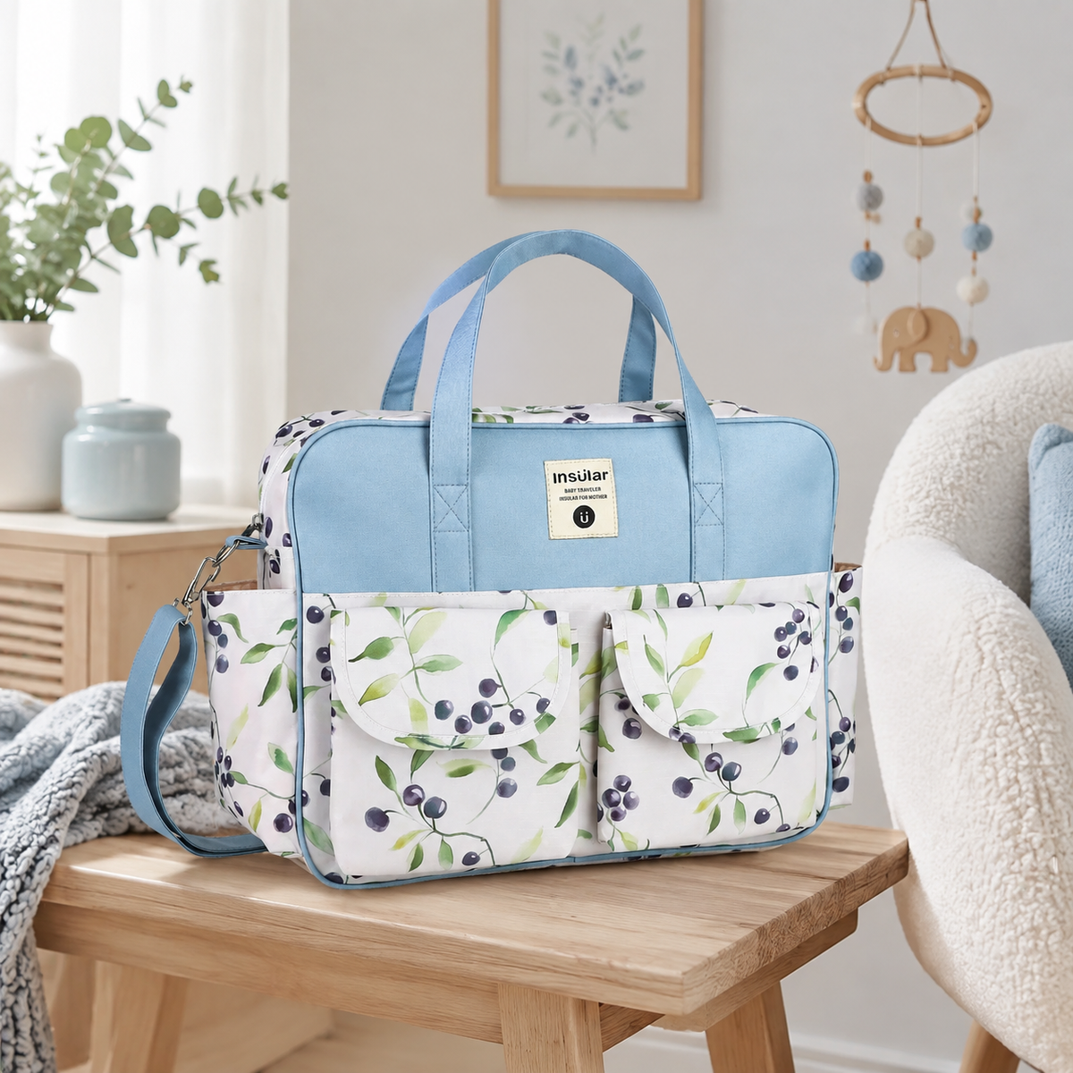 Sac à langer Oxford motif cassis sauvage mis en scène pour bébé