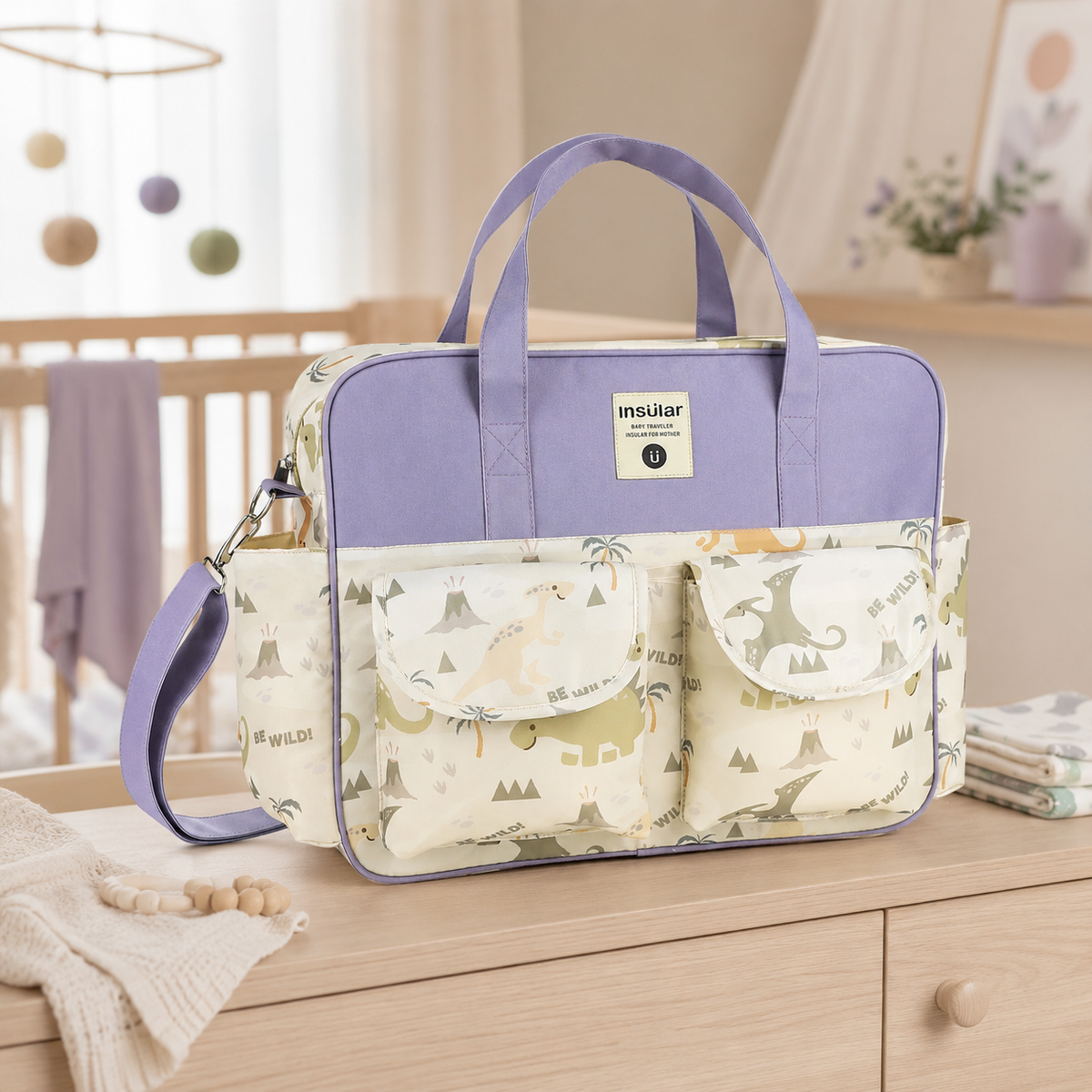 Sac à langer Oxford motif dinosaures lilas dans une chambre de bébé