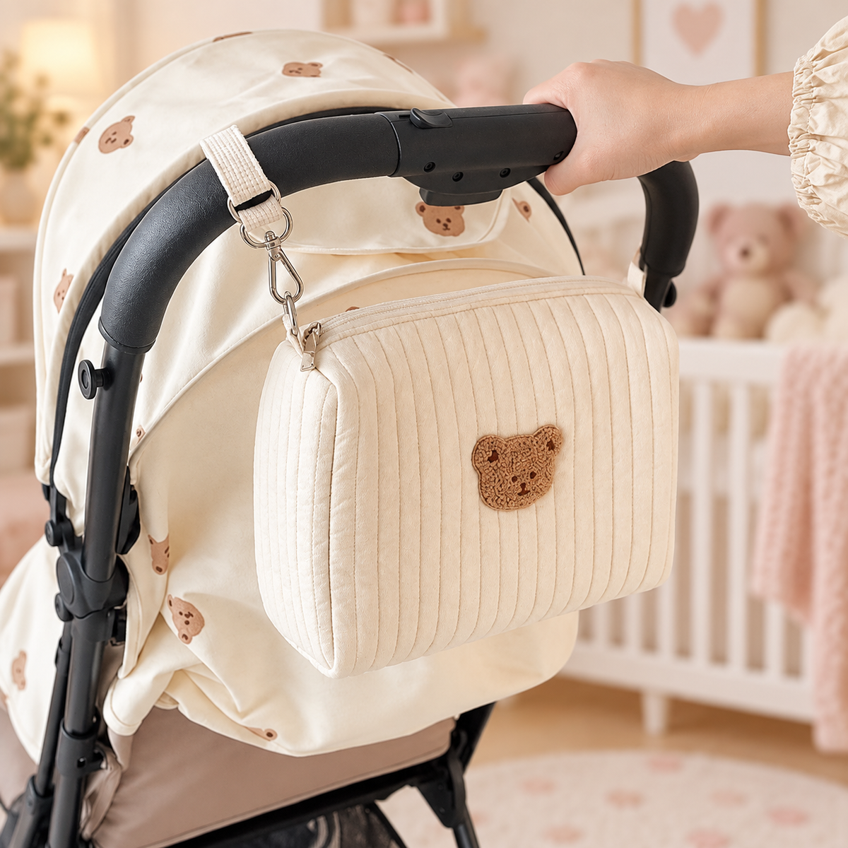Attaches du petit sac à langer ourson fixées à une poussette