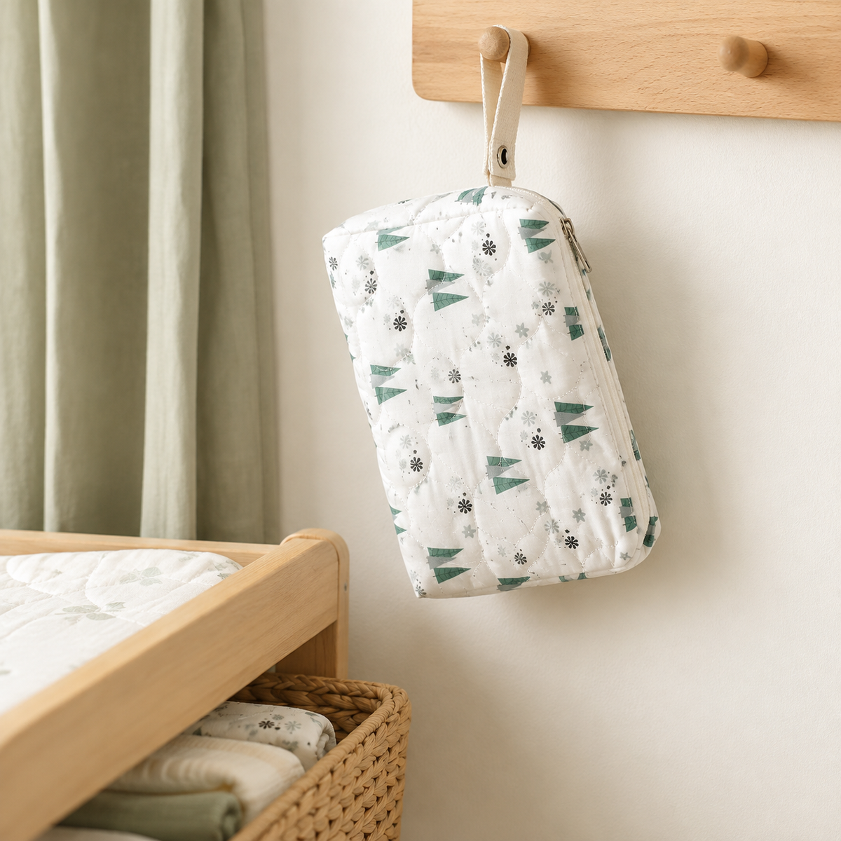 Pochette imperméable bébé motif forêt suspendue dans la chambre