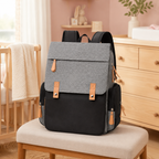 Sac à langer à dos gris et noir dans une chambre de bébé