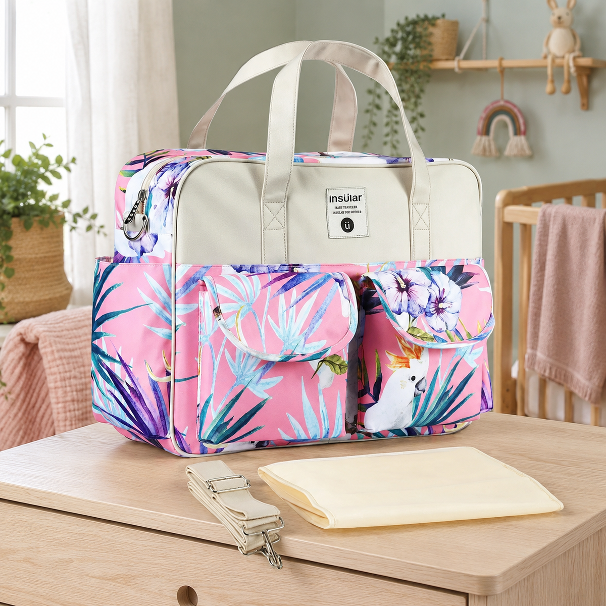 Sac à langer 39 cm motif Forêt tropicale mis en scène dans une chambre de bébé