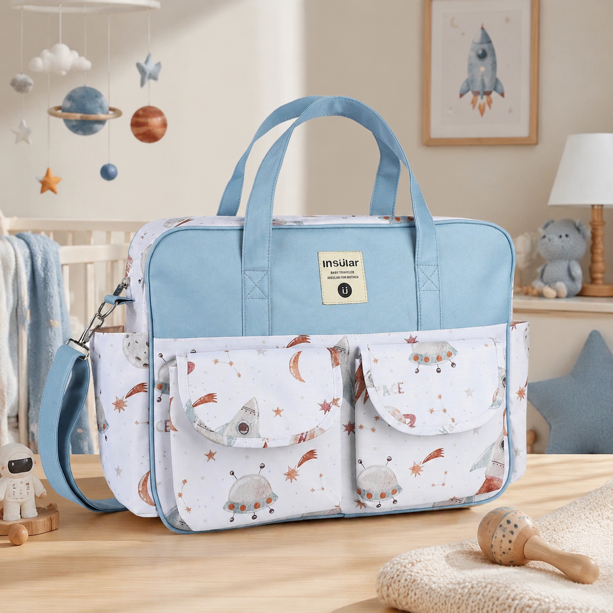Sac à langer Oxford motif espace mis en scène dans une chambre de bébé