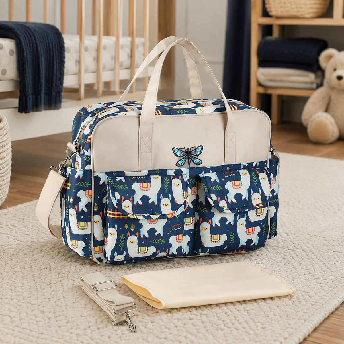 Sac à langer 39 cm motif Alpagas marine mis en scène dans une chambre de bébé