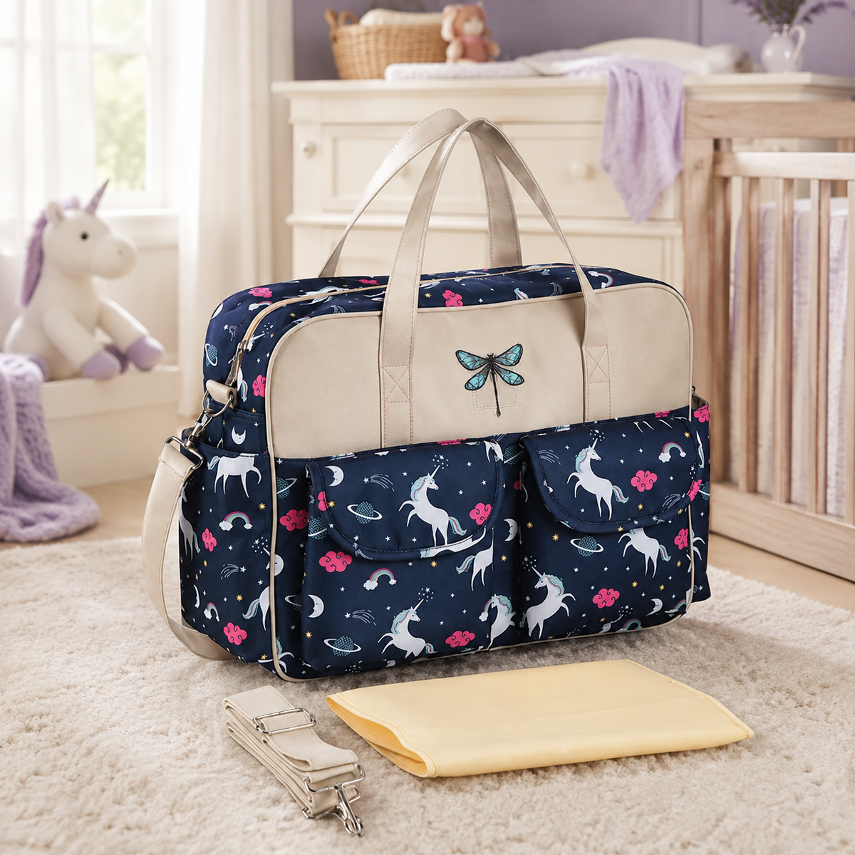 Sac à langer 39 cm motif Licornes marine mis en scène dans une chambre de bébé