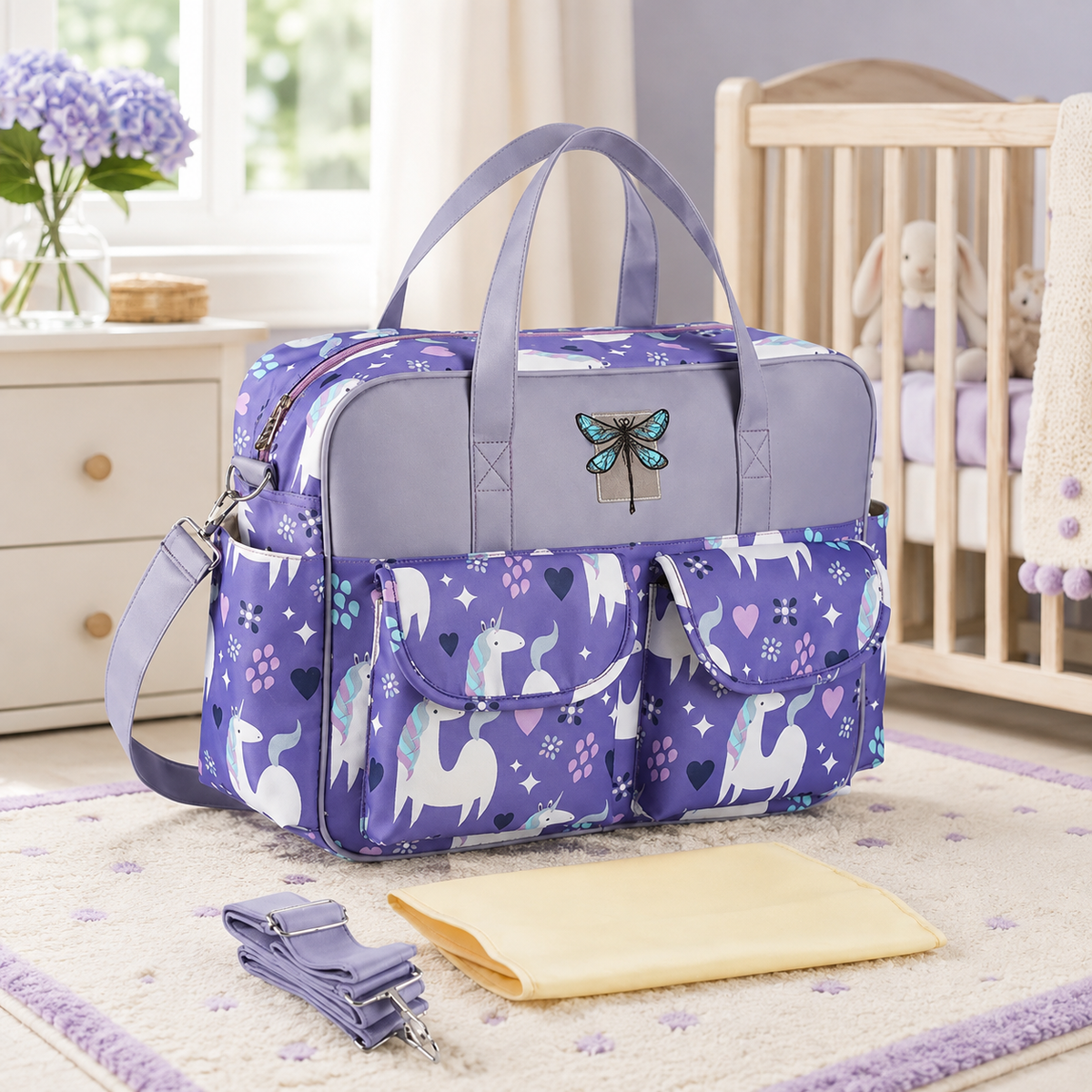 Sac à langer 39 cm motif Licornes lilas mis en scène dans une chambre de bébé