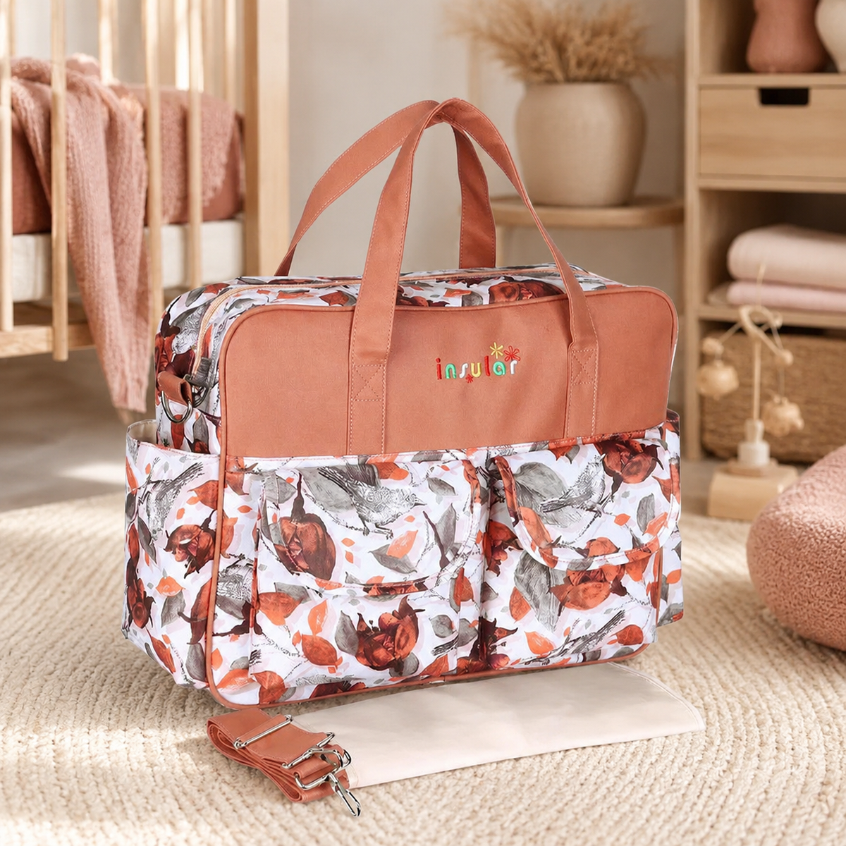 Sac à langer 39 cm motif Roses rouges mis en scène dans une chambre de bébé