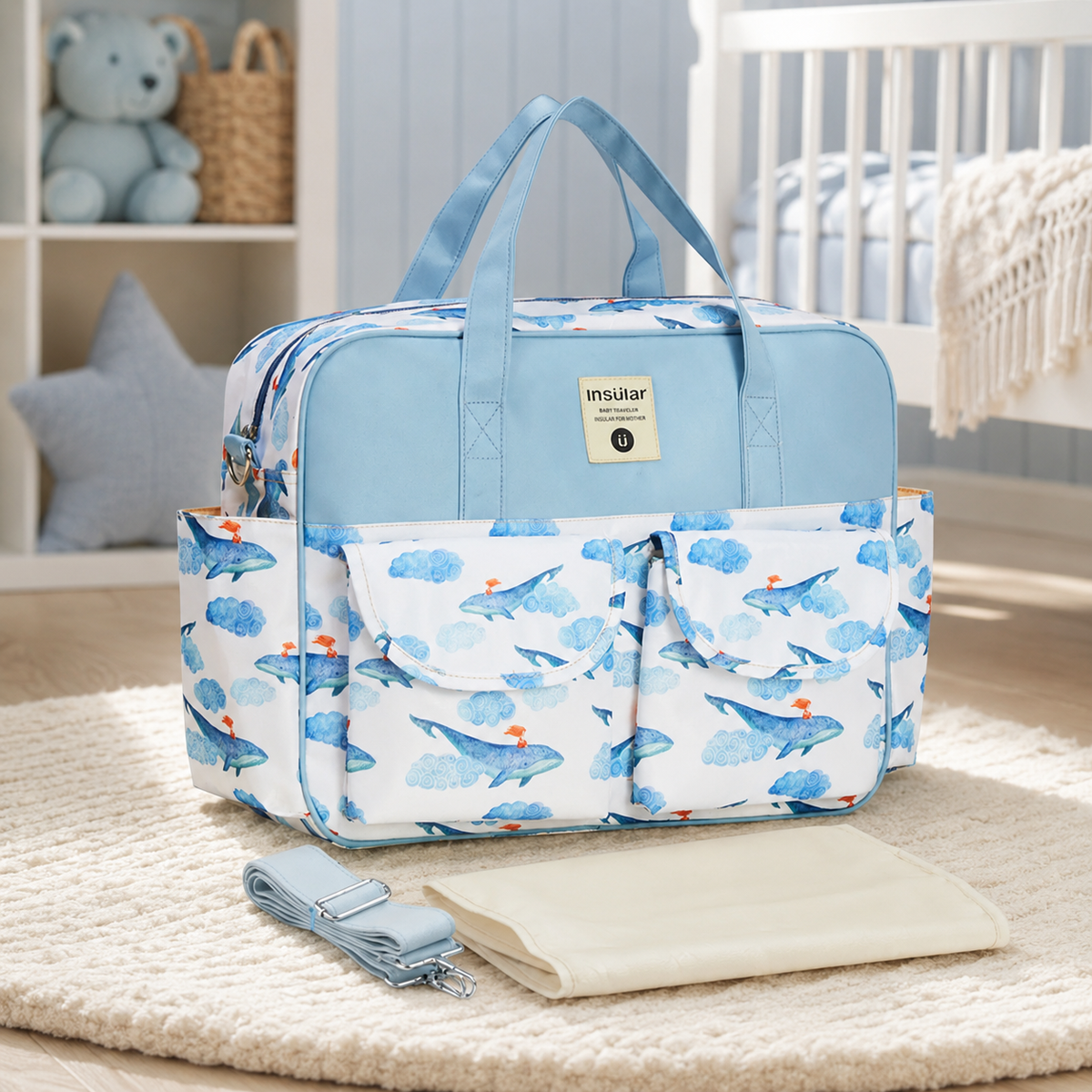Sac à langer 39 cm motif Baleines bleues mis en scène dans une chambre de bébé