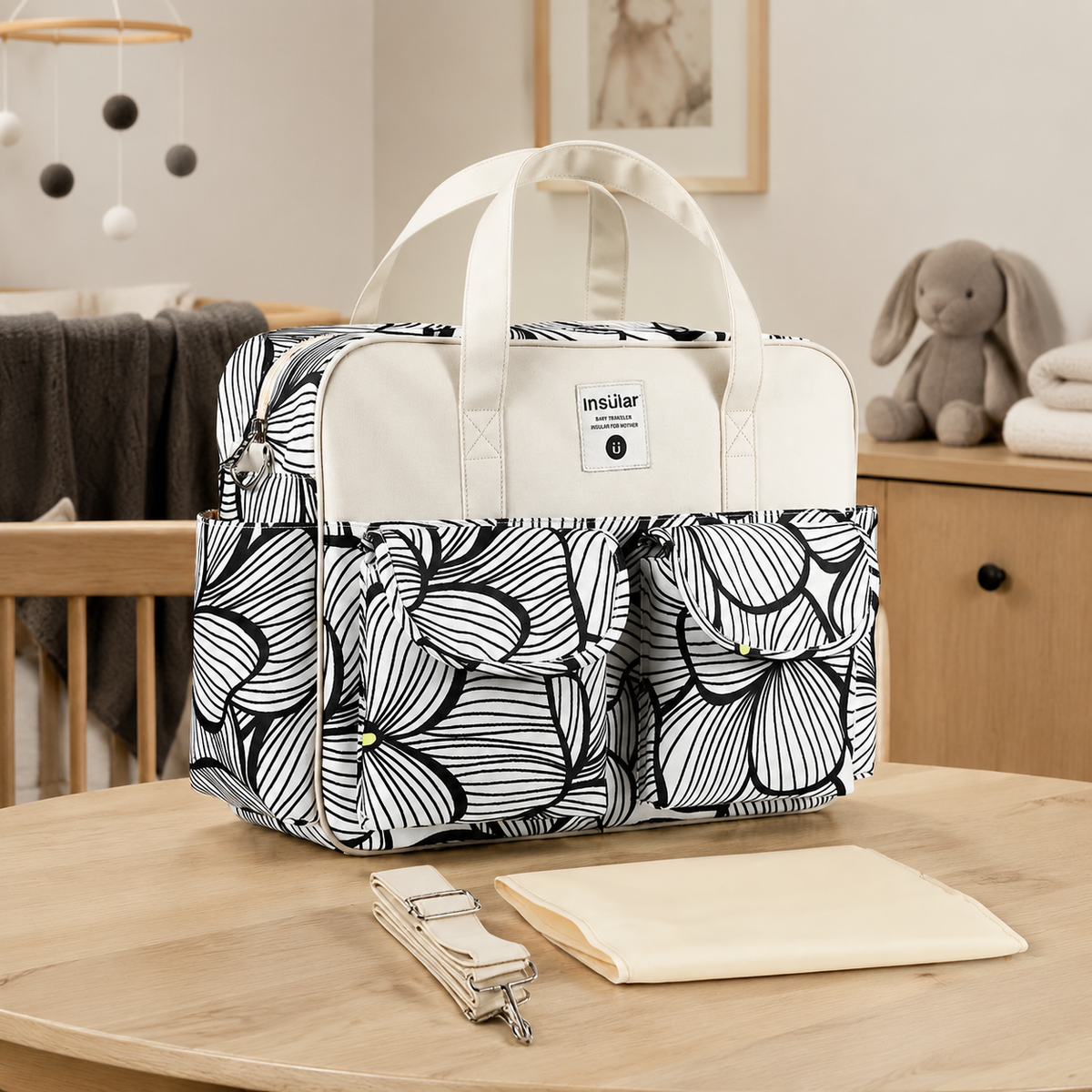 Sac à langer 39 cm motif Pétales noirs mis en scène dans une chambre de bébé