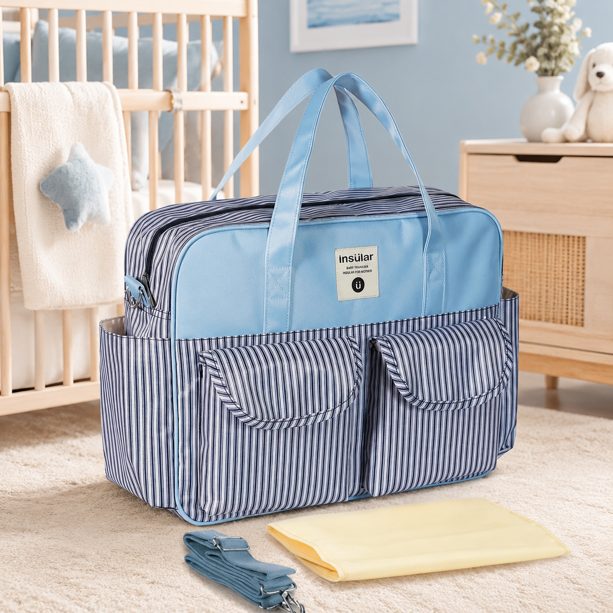 Sac à langer 39 cm motif Rayures bleues mis en scène dans une chambre de bébé