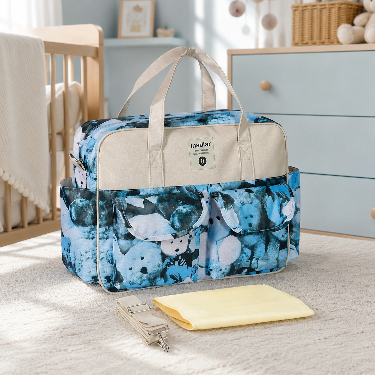 Sac à langer 39 cm motif Oursons bleus mis en scène dans une chambre de bébé