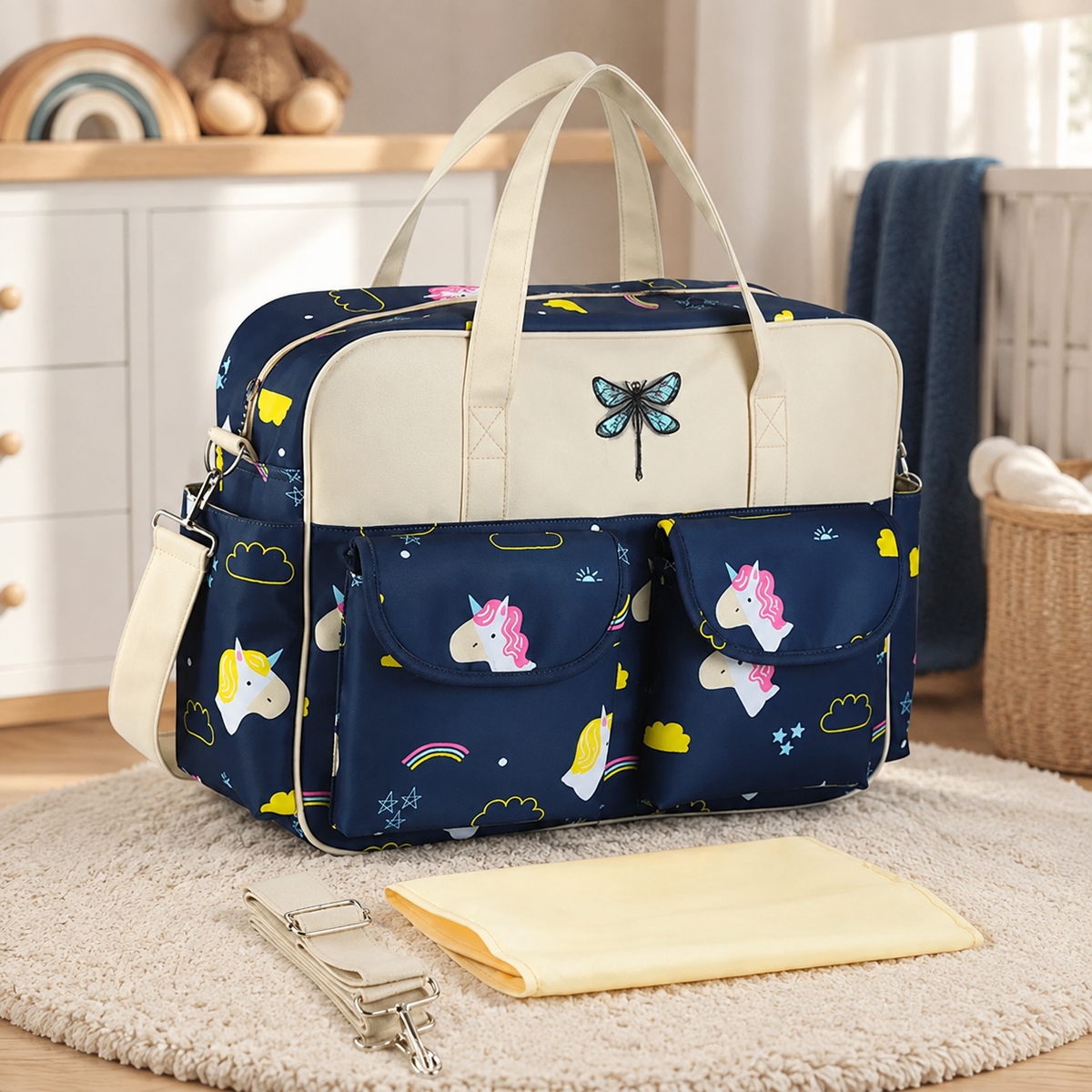 Sac à langer 39 cm motif Licornes arc-en-ciel mis en scène dans une chambre de bébé