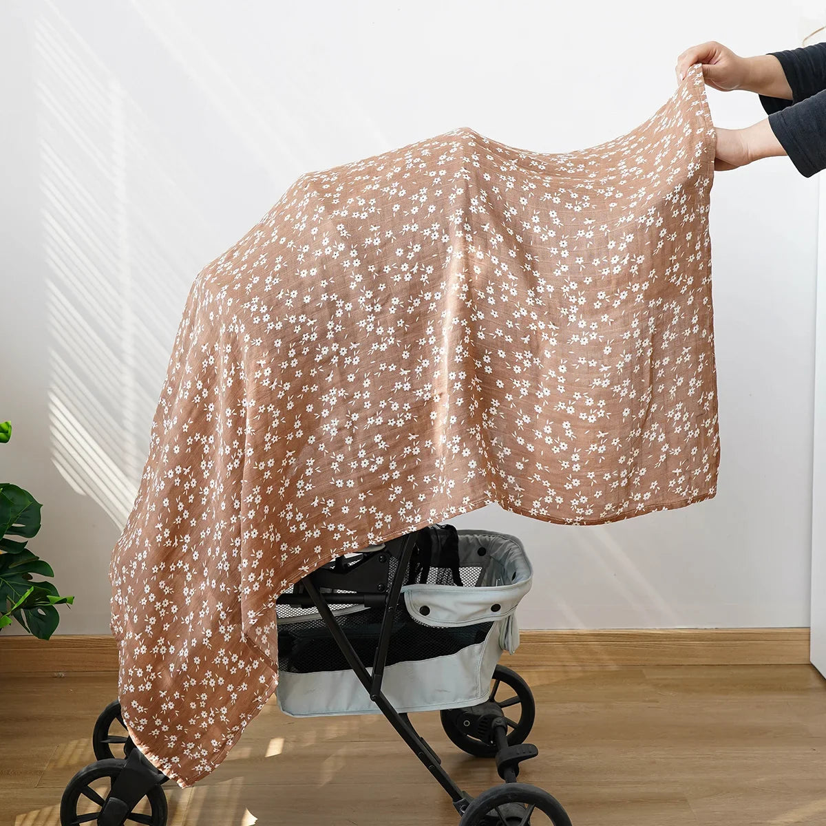 Lange bébé fleuri utilisé en promenade sous surveillance sans obstruer la ventilation