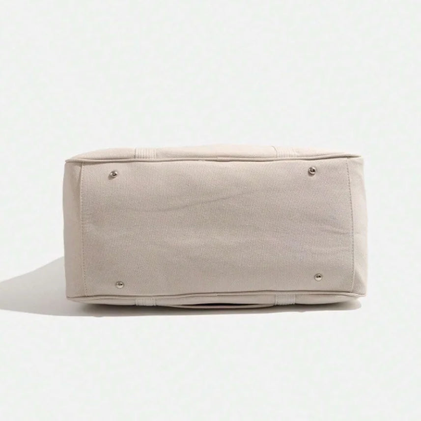 Pieds de protection sous le sac à langer écru