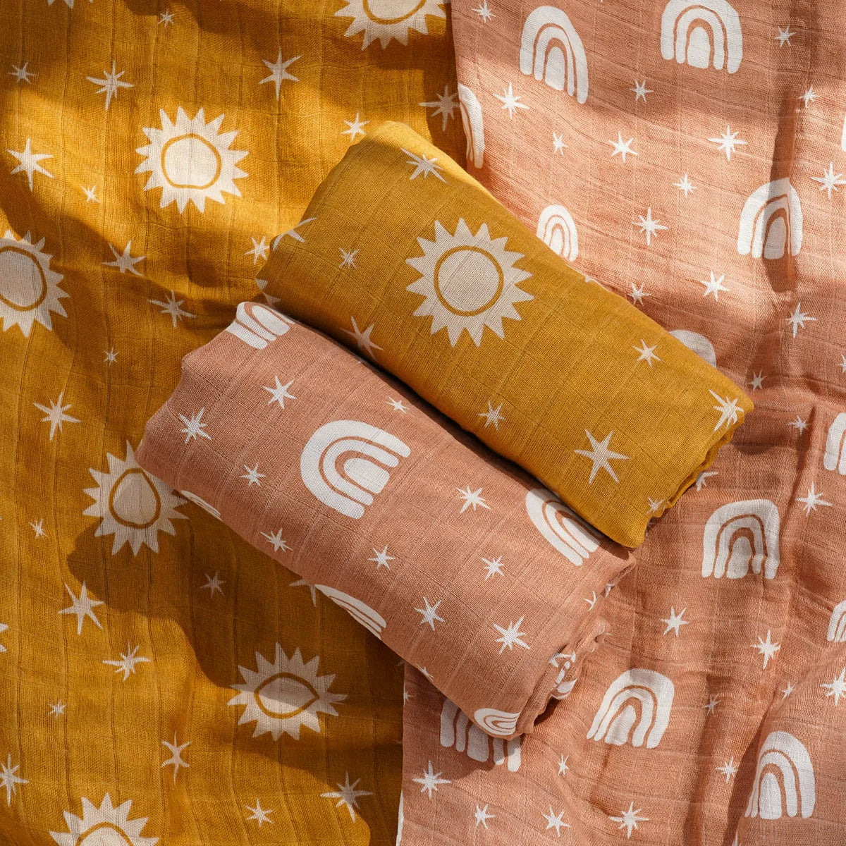Lot de deux langes bébé motifs soleil ocre et arcs-en-ciel terracotta
