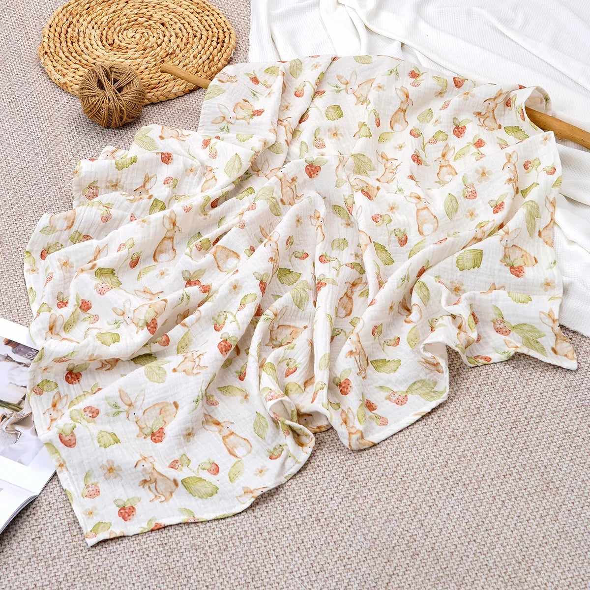 Lange bébé en mousseline de coton motif lapins et fraises