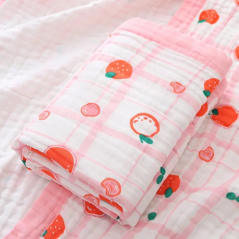 Couverture bébé en gaze de coton motif fraises roses