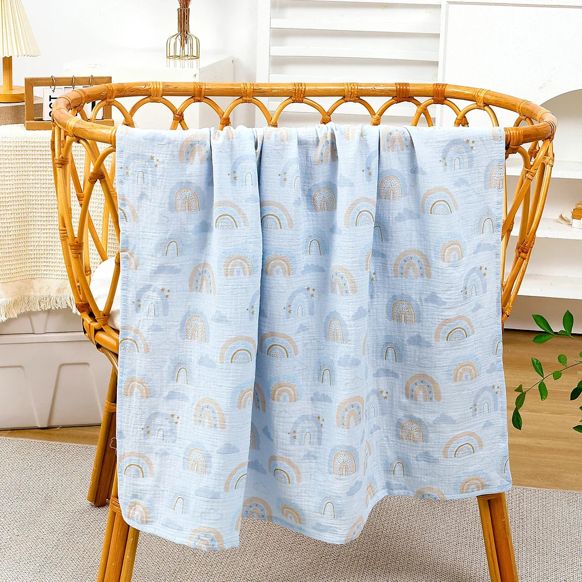 Lange bébé en mousseline de coton motif arcs-en-ciel bleu ciel