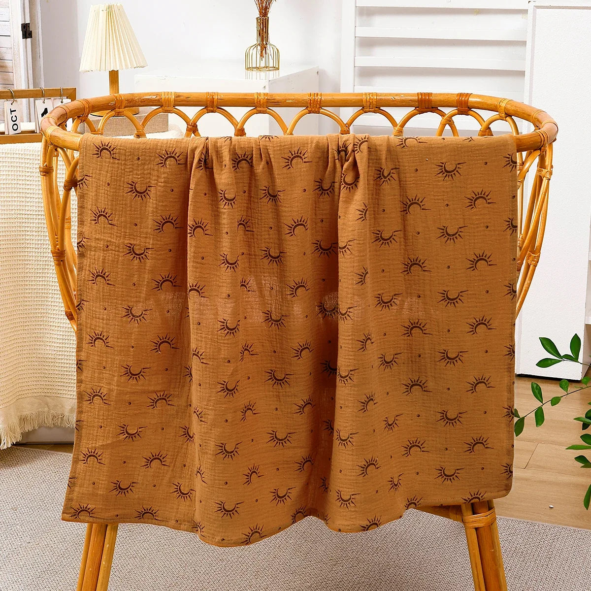 Lange bébé en mousseline de coton motif soleils caramel