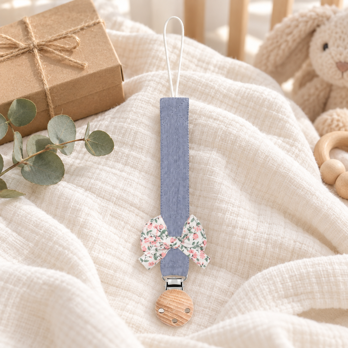Attache-tétine en tissu bleu ardoise avec nœud fleuri et pince en bois
