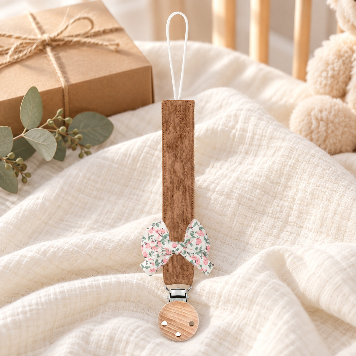 Attache-tétine en tissu caramel avec nœud fleuri et pince en bois