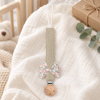Attache-tétine en tissu grège avec nœud fleuri et pince en bois