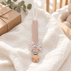 Attache-tétine en tissu vieux rose avec nœud fleuri et pince en bois