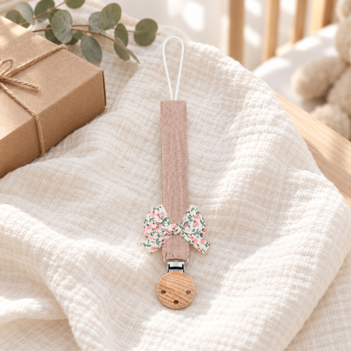 Attache-tétine en tissu vieux rose avec nœud fleuri et pince en bois
