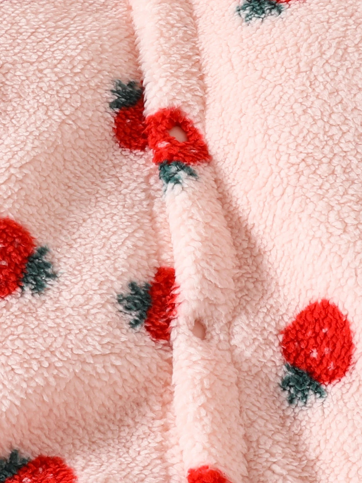 Détail de la fermeture à boutons de la combinaison bébé