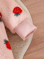 Détail du poignet côtelé de la combinaison bébé rose