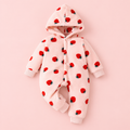 Combinaison bébé rose à fraises avec capuche sur fond rose poudré