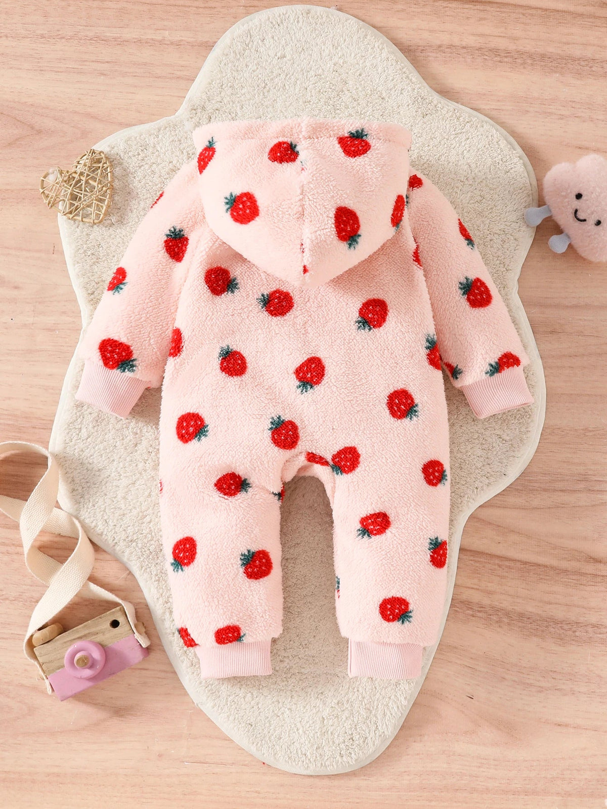 Vue de dos de la combinaison bébé rose à motif fraises