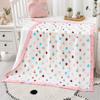 Couverture bébé en gaze de coton motif petites glaces dans une chambre bébé