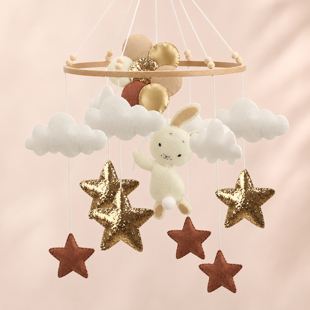 Mobile bébé lapin bohème en feutrine avec nuages et étoiles