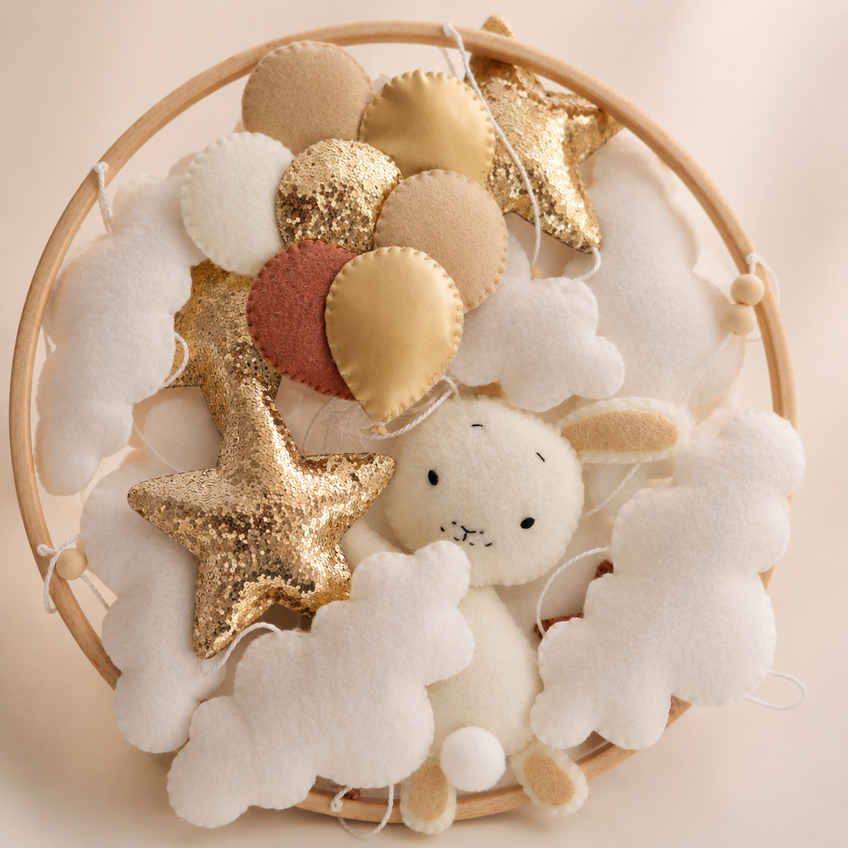 Matières et couleurs bohèmes du mobile bébé lapin