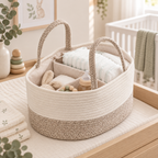 Panier de rangement bébé sur une table à langer en bois