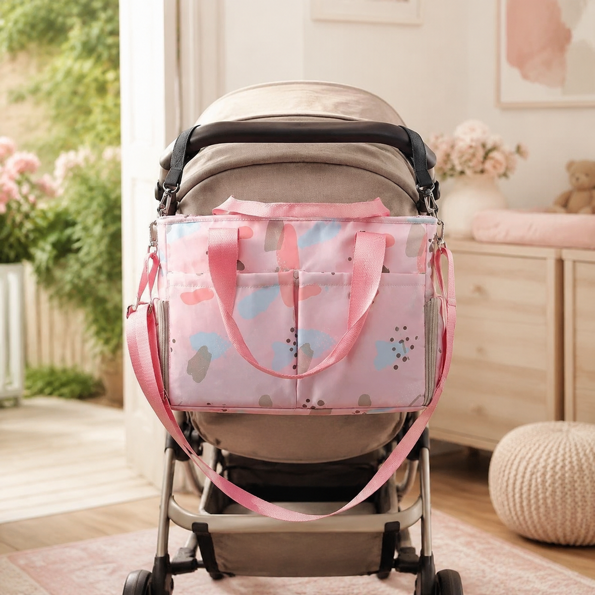 Sac à langer Rose pastel installé sur une poussette dans un univers bébé