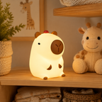 Veilleuse bébé capybara en silicone dans une chambre de bébé