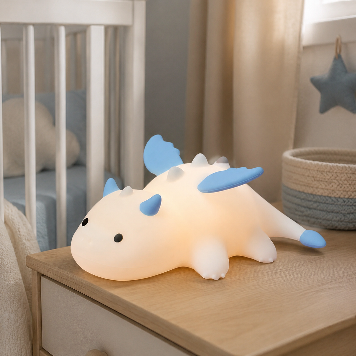 Veilleuse bébé dragon bleu rechargeable dans une chambre de bébé