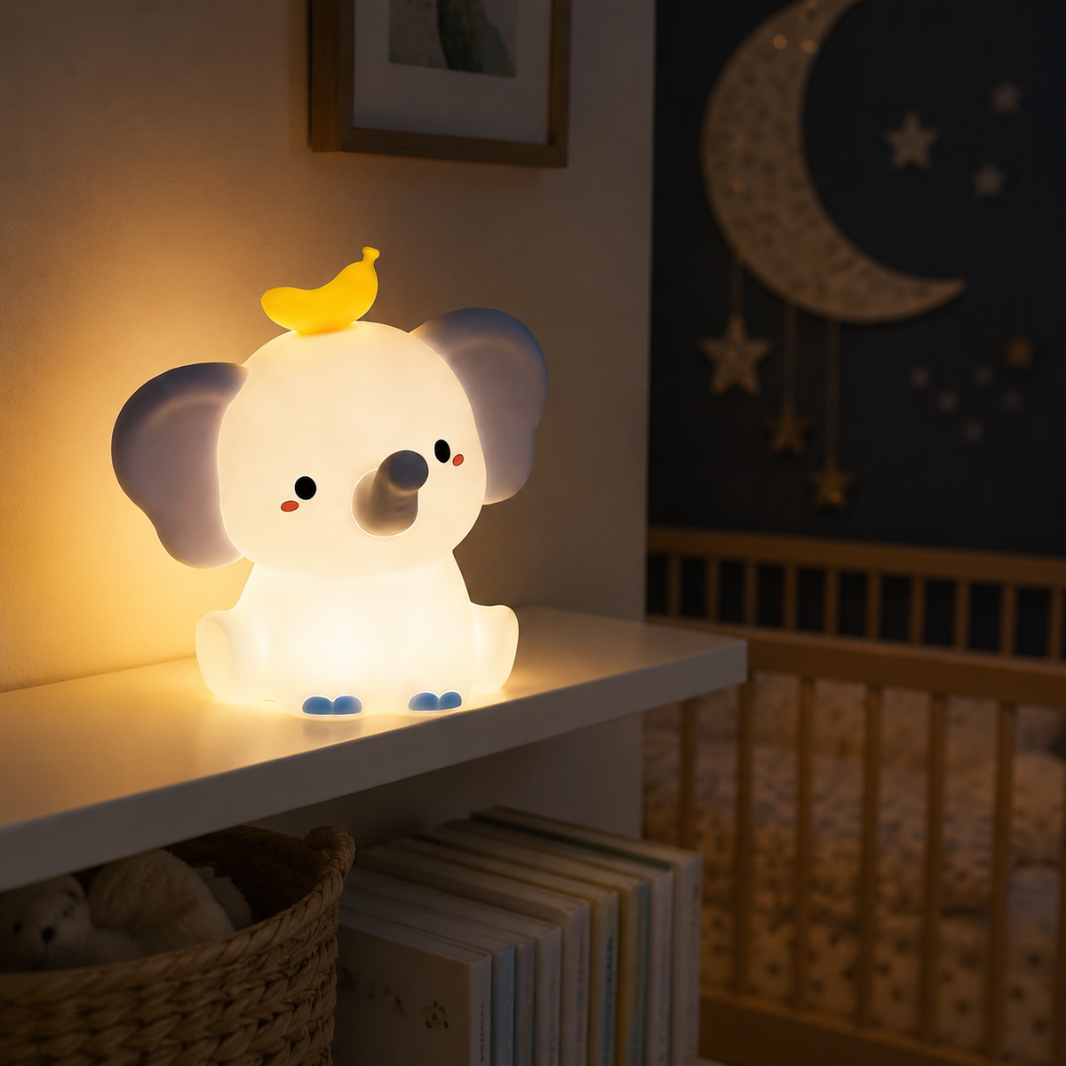 Veilleuse éléphant allumée la nuit dans une chambre de bébé